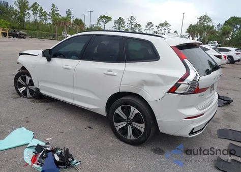 2024 Volvo Xc60 Recharge Plug-In Hybrid T8 Core Dark Theme z USA, uszkodzony, nr VIN YV4H60DK6R1925870